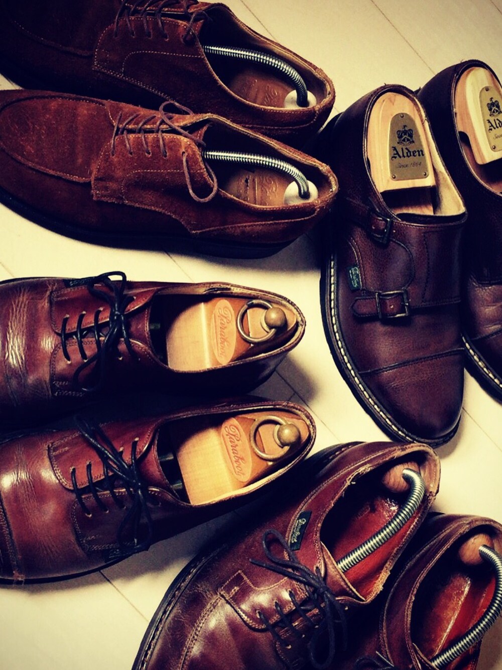 「靴磨き、パラブーツ、Paraboot、茶色、ドレスシューズ、ビジネススタイル」｜「Parabootのアイテム（ドレスシューズ、ブラウン系）」を使った、Eiichi Shiotaさん（メンズ・170cm）の春コーディネートの1枚目の写真
