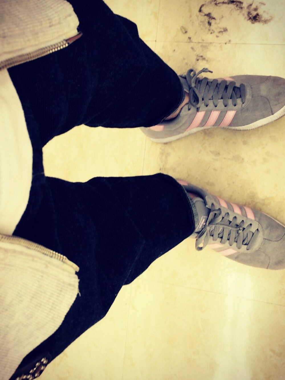 「休日スタイル、デニム、BEDWIN & THE HEARTBREAKERS、adidas、ピンク」｜「BEDWIN & THE HEARTBREAKERSのアイテム（その他パンツ、ブルー系）」を使った、Eiichi Shiotaさん（メンズ・170cm）の春コーディネートの1枚目の写真