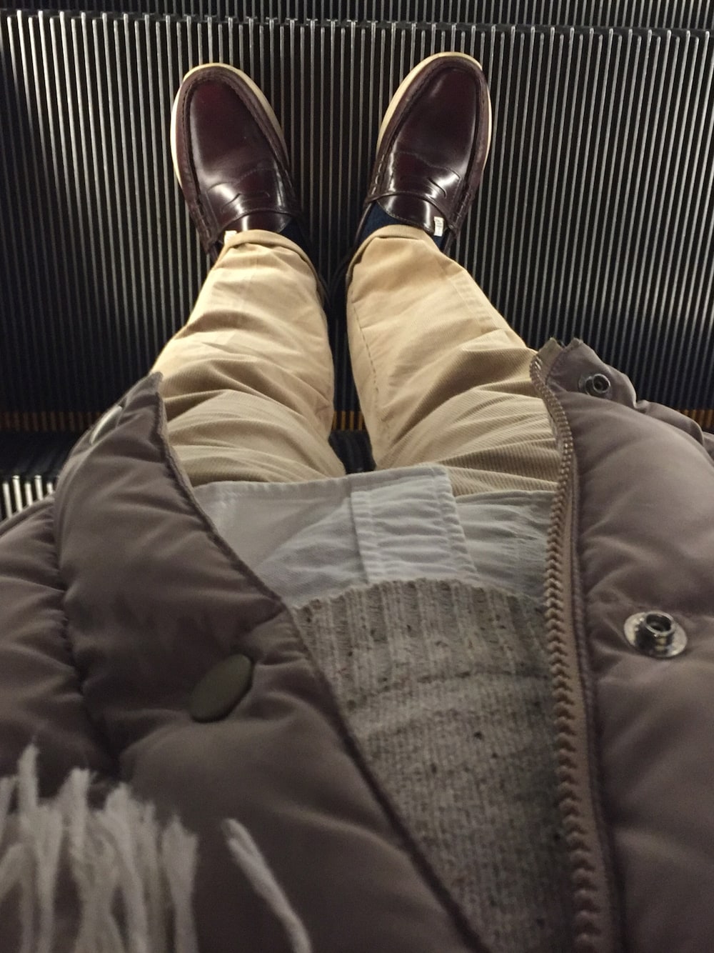 「休日スタイル、visvim、ヘッドポータープラス、UA、ユナイテッドアローズ」｜「VISVIMのアイテム（ドレスシューズ、ブラウン系）」を使った、Eiichi Shiotaさん（メンズ・170cm）の冬コーディネートの1枚目の写真