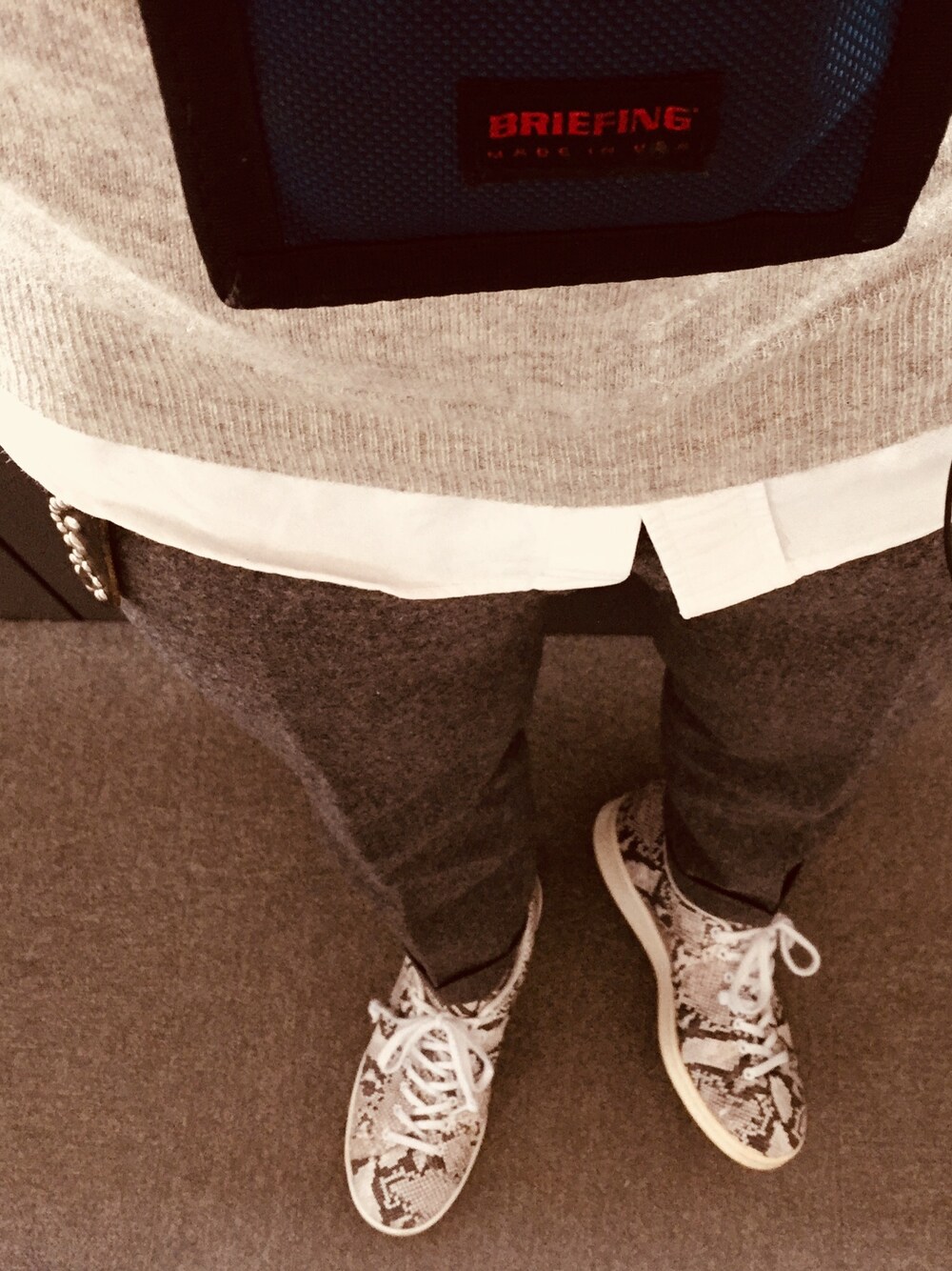 「大人カジュアル、スニーカー、SOPHNET.、united arrows、District、District united arrows 、グレー、ハイク、HYKE×adidas、HYKE」｜「SOPHNET.のSIDE SLIT BIG CREW NECK KNIT (7 GAUGE)（ニット/セーター、グレー系）」を使った、Eiichi Shiotaさん（メンズ・170cm）の冬コーディネートの1枚目の写真