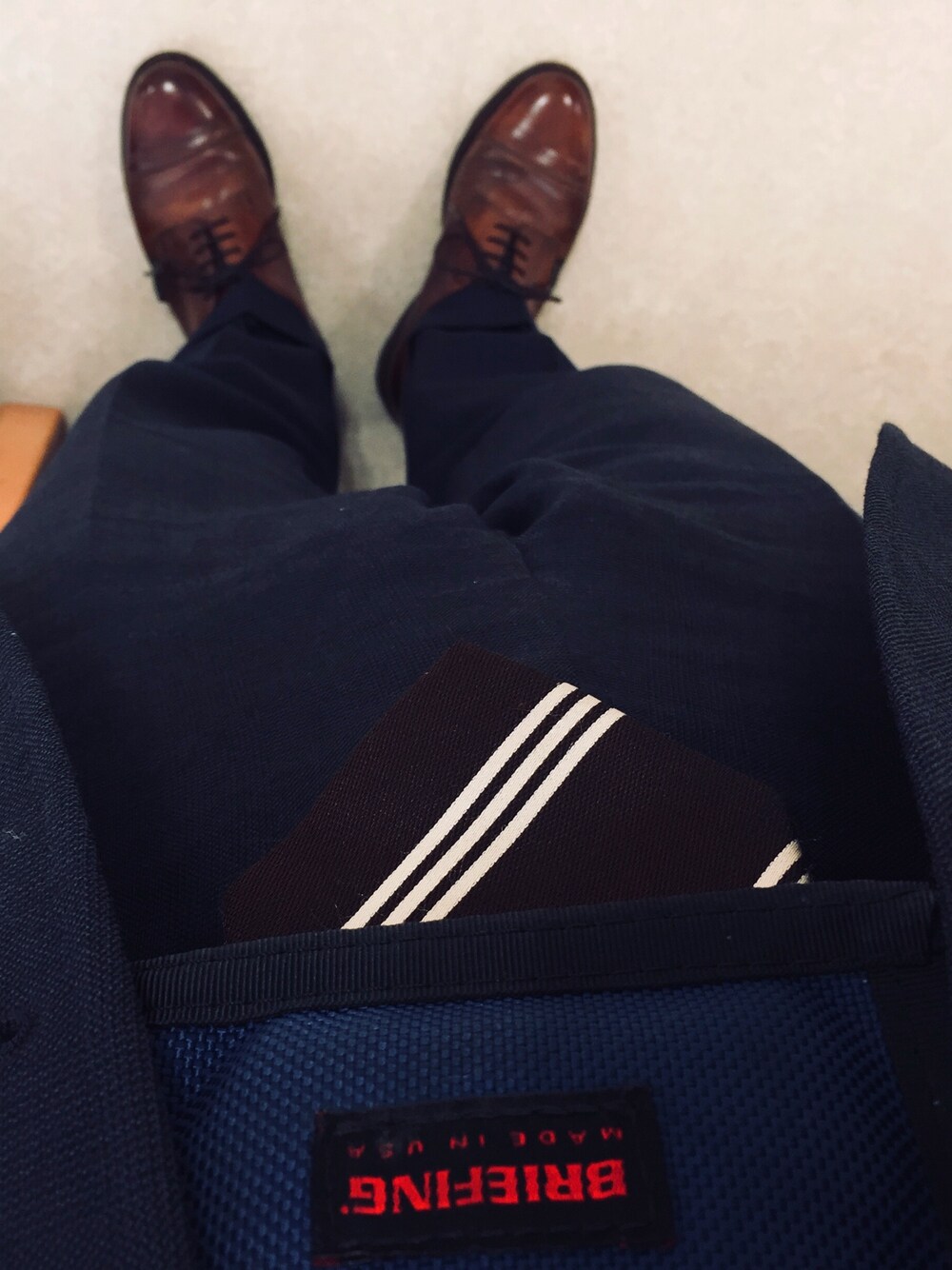 「春コーデ、ビジネススタイル、レジメンタル、ネイビー、スーツスタイル、パラブーツ、ブリーフィング、Paraboot、briefing」｜「Parabootのアイテム（ドレスシューズ、ブラウン系）」を使った、Eiichi Shiotaさん（メンズ・170cm）の春コーディネートの1枚目の写真