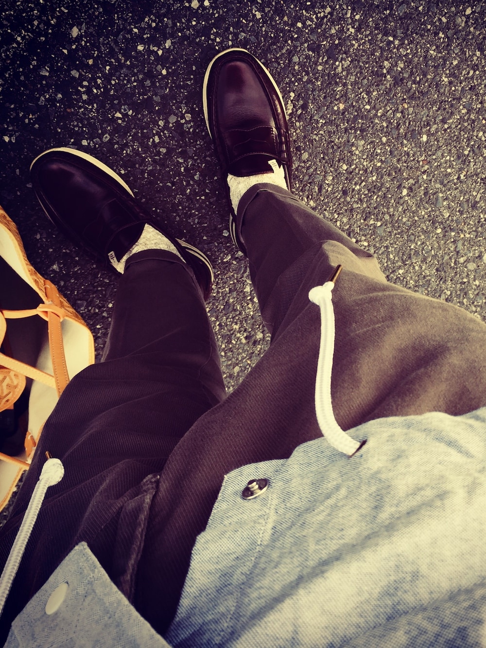 「visvim、HYKE、HYKE×adidas、ネイビー」｜「VISVIMのアイテム（ローファー、ブラウン系）」を使った、Eiichi Shiotaさん（メンズ・170cm）の秋コーディネートの1枚目の写真