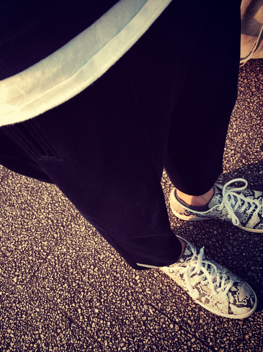「休日スタイル、BEDWIN & THE HEARTBREAKERS、adidas、ハイク、HYKE×adidas、united arrows」｜「BEDWIN & THE HEARTBREAKERSのアイテム（その他パンツ、ブルー系）」を使った、Eiichi Shiotaさん（メンズ・170cm）の春コーディネートの1枚目の写真
