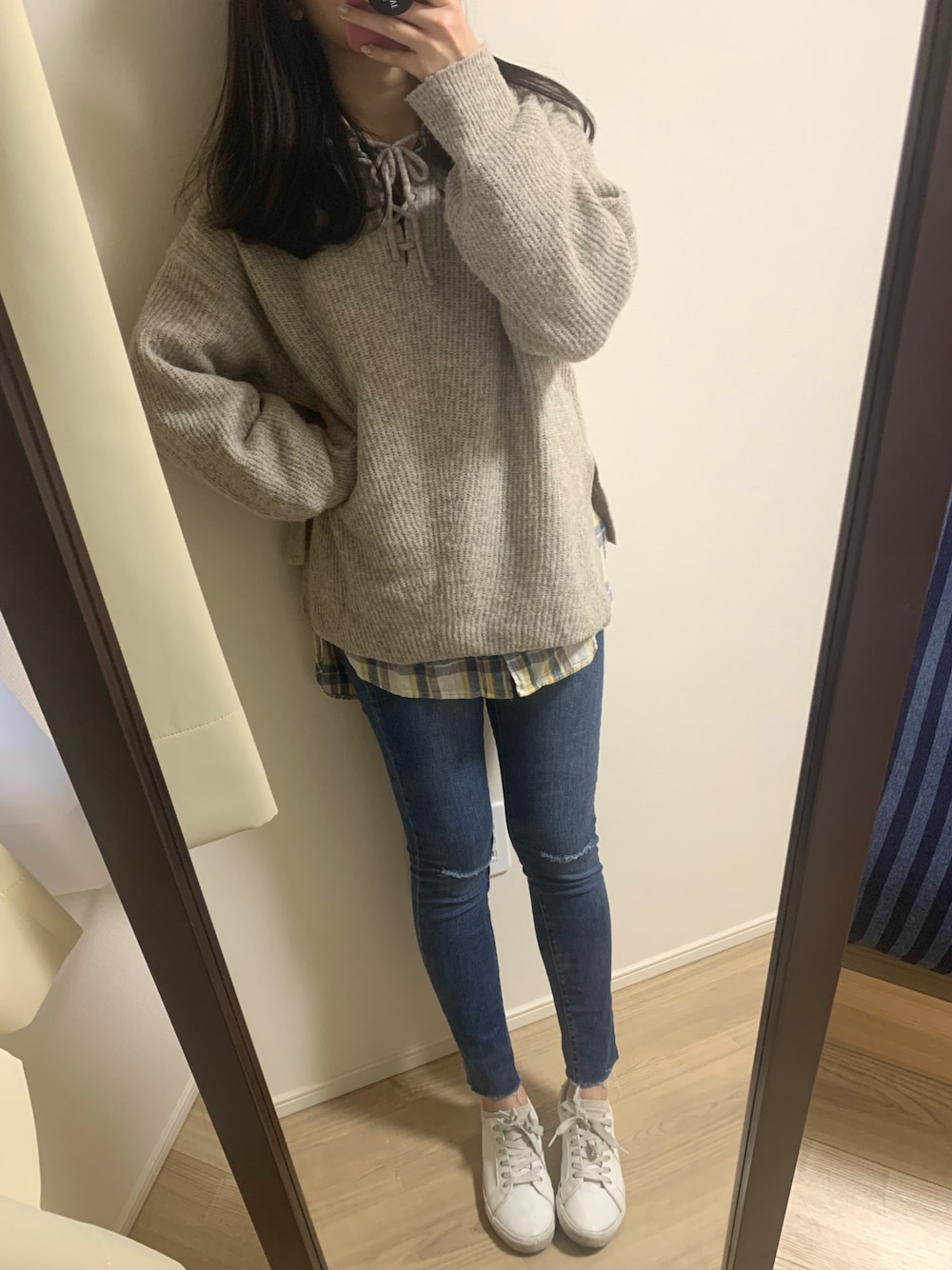 「casual、Samansa Mos2、goa、UNIQLO、jeans、sweater、whiteshoes、skinny jeans、check shirt」｜「Samansa Mos2のコーヒー混後ろ編み上げゆるニット（ニット/セーター、ベージュ系）」を使った、ティンさん（レディース・164cm）の冬コーディネートの1枚目の写真