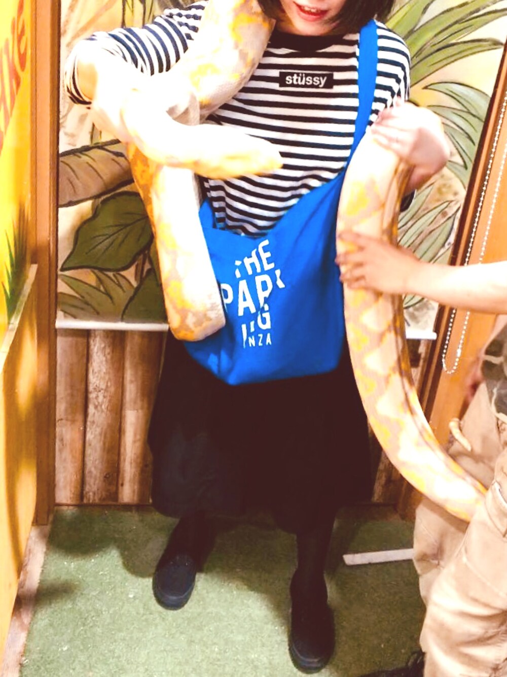 「THE PARK・ING GINZAのアイテム（ショルダーバッグ、ブルー系）」を使った、sssさん（レディース・154cm）の春コーディネートの1枚目の写真