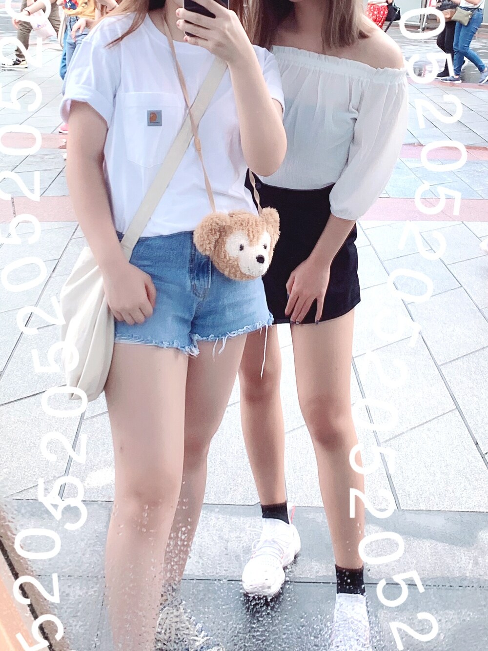 「hk、disney、hkdisney、hkgirl、snap、carhartt」｜「Disneyの【Disney/ディズニー】雑材ショルダーバッグ（ショルダーバッグ、ブラウン系）」を使った、CocoNgさん（レディース・154cm）の春コーディネートの1枚目の写真