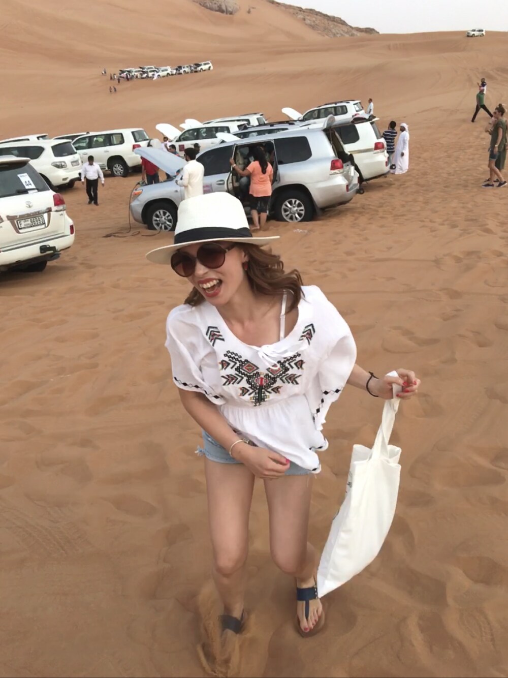「Dubai、desert saferi」｜「ZARAのアイテム（シャツ/ブラウス、ホワイト系）」を使った、double ssさん（レディース・156cm）の夏コーディネートの1枚目の写真