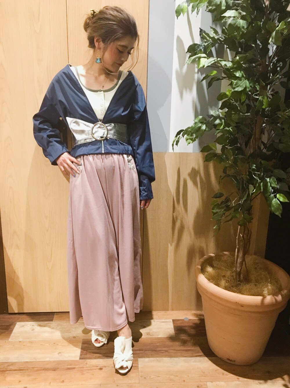 「カジュアル、休日スタイル、ゆるコーデ、春コーデ、春、ピンク、VENCE EXCHANGE、VENCE share style」｜「VENCEEXCHANGEのジップブルゾン（ブルゾン、ブルー系）」を使った、chiakiさん（レディース・157cm）の春コーディネートの1枚目の写真