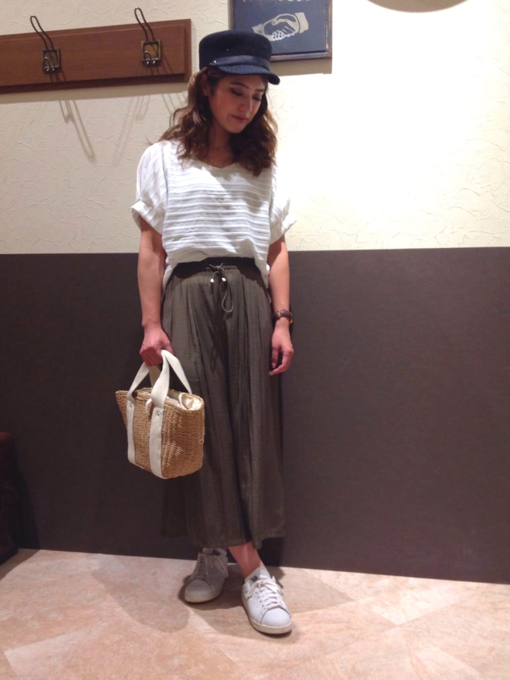「オトナカジュアル、夏、ラクチンコーデ、休日スタイル、カジュアル、outfit、スニーカー、adidas、ikka LOUNGE(ikka LOUNGE)、ikka」｜「Sens de vieのSdv レーシーバックギャザープルオーバー（Tシャツ/カットソー、ホワイト系）」を使った、chiakiさん（レディース・157cm）の夏コーディネートの1枚目の写真