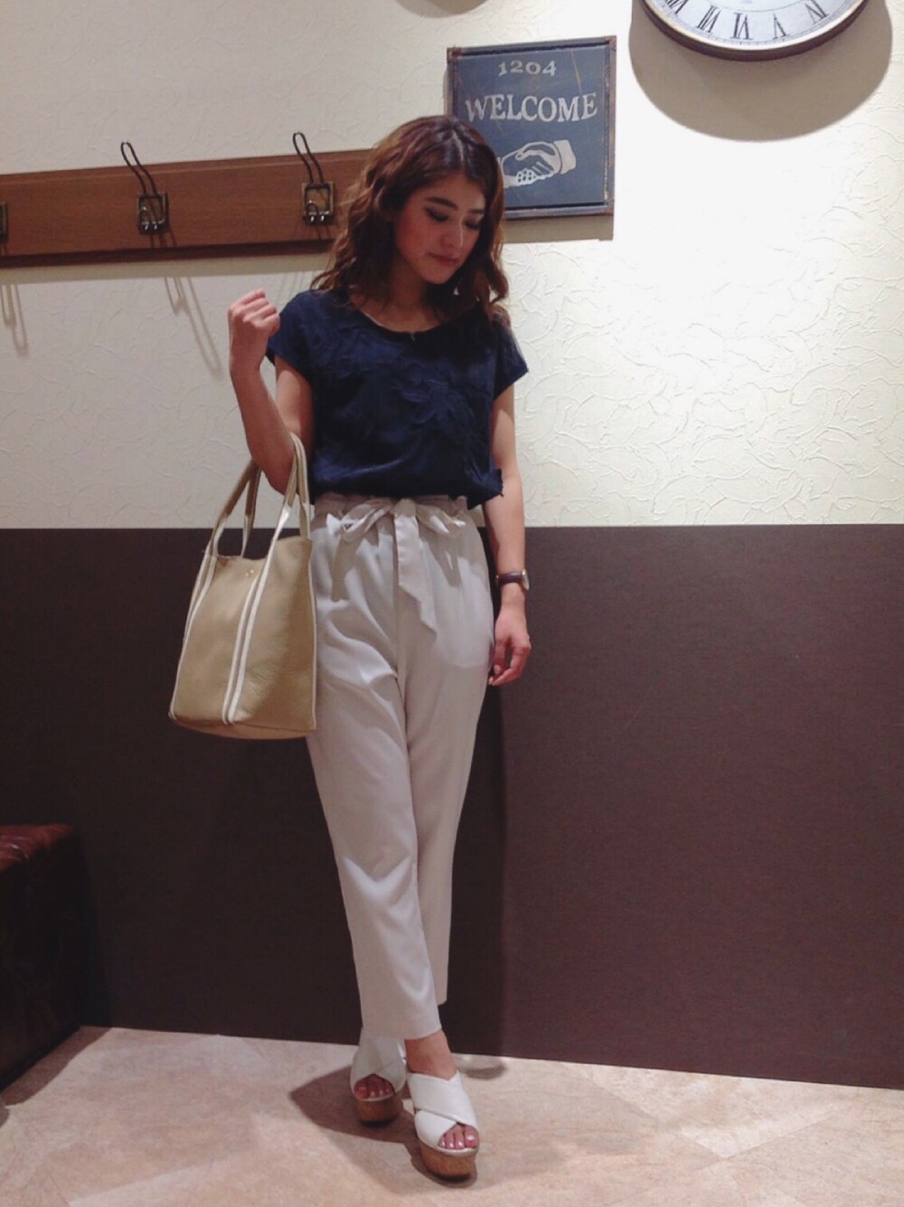 「シンプル、オトナカジュアル、休日スタイル、outfit、トートバッグ、通勤コーデ、ネイビー、ikka、ikka LOUNGE(ikka LOUNGE)、sens de vie」｜「Sens de vieのSdv フリンジフラワーレースブラウス（シャツ/ブラウス、ブルー系）」を使った、chiakiさん（レディース・157cm）の夏コーディネートの1枚目の写真