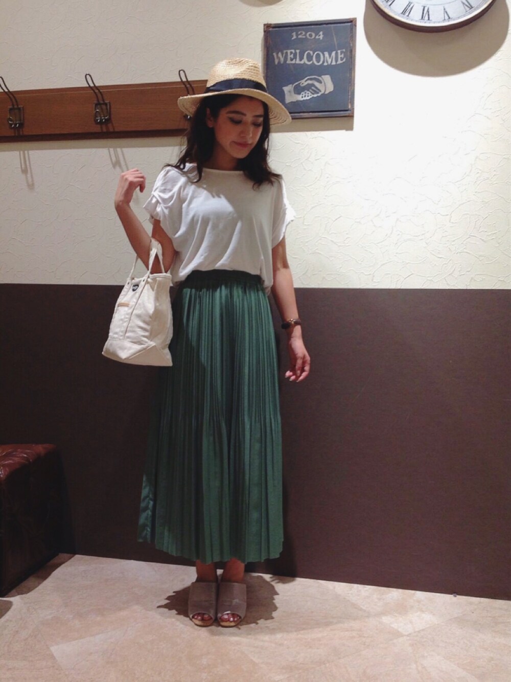 「夏セールで買いました、大人カジュアル、シンプル、夏、カジュアル、スカート、Tシャツ、ikka、ikka LOUNGE(ikka LOUNGE)、sens de vie」｜「Sens de vieのSdv ギョウザスリーブプルオーバー（Tシャツ/カットソー、ホワイト系）」を使った、chiakiさん（レディース・157cm）の夏コーディネートの1枚目の写真