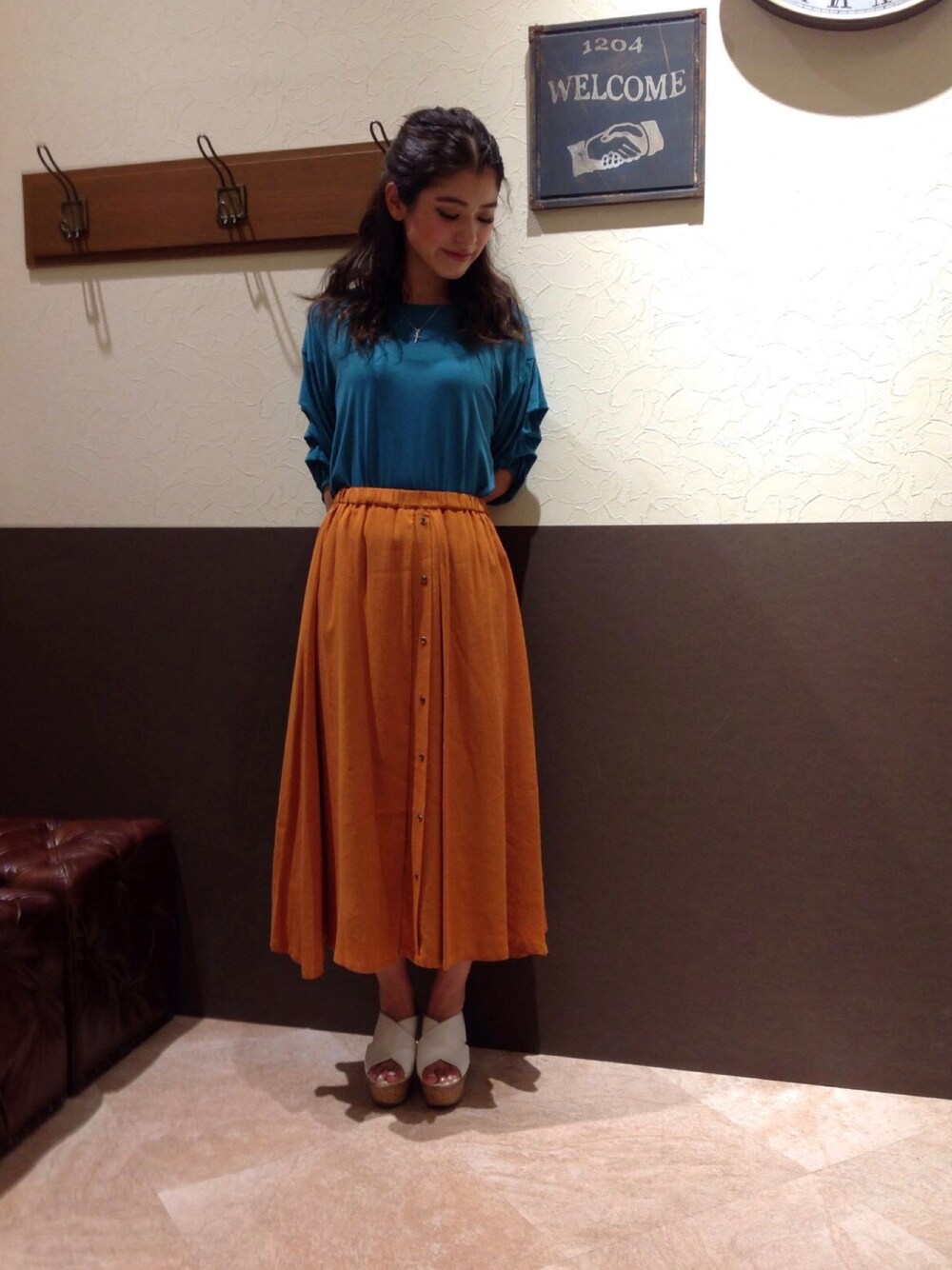 「夏セールで買いました、大人カジュアル、シンプル、夏、カジュアル、スカート、ikka、ikka LOUNGE(ikka LOUNGE)、sens de vie」｜「Sens de vieのSdv タックスリーブプルオーバー（Tシャツ/カットソー、グリーン系）」を使った、chiakiさん（レディース・157cm）の夏コーディネートの1枚目の写真