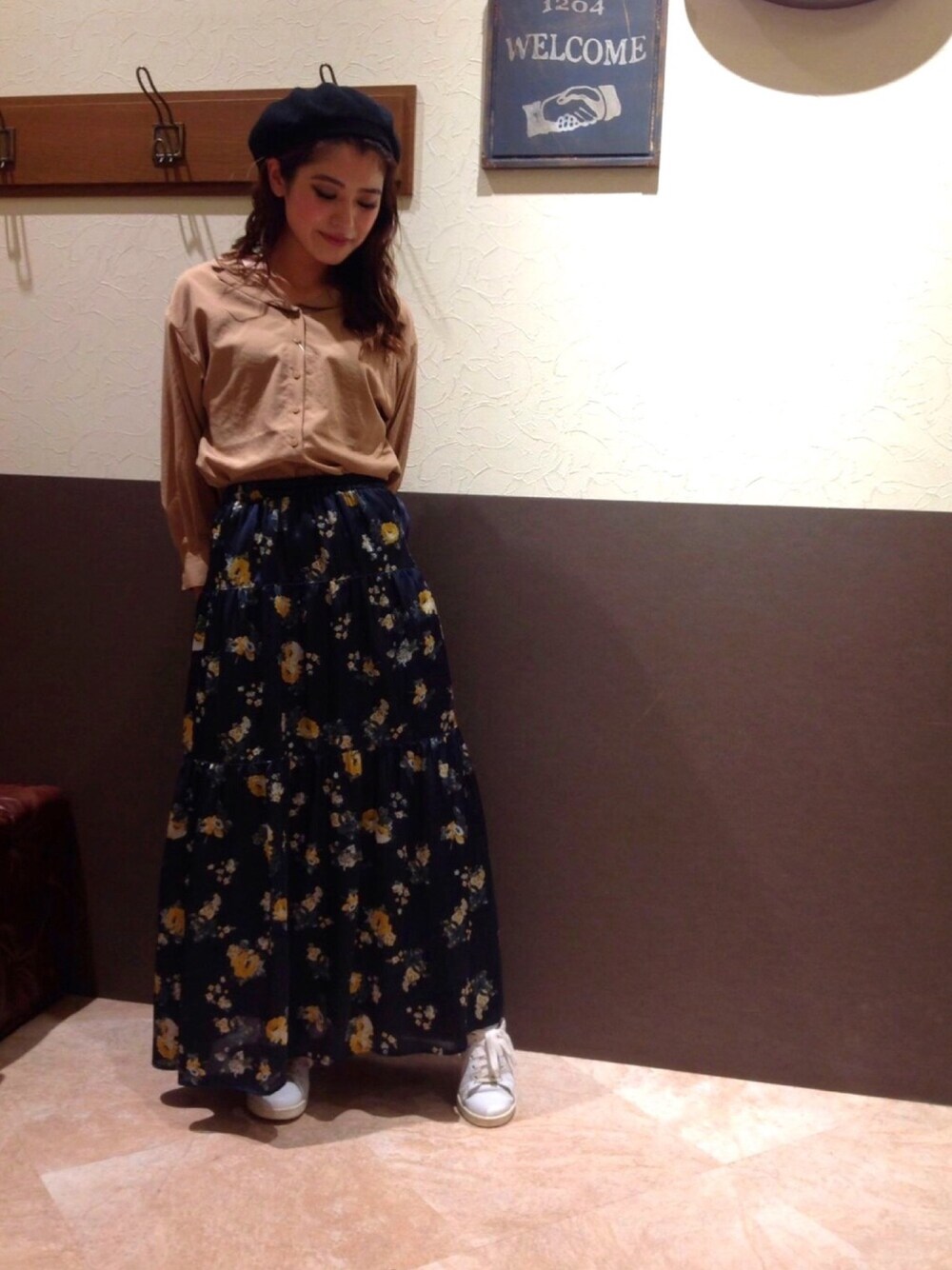 「秋コーデ、ティアードスカート、花柄、オープンカラーシャツ、スニーカー、大人カジュアル、ikka、sens de vie、ikka LOUNGE(ikka LOUNGE)、秋服準備はじめました」｜「Sens de vieのアイテム（シャツ/ブラウス、ベージュ系）」を使った、chiakiさん（レディース・157cm）の秋コーディネートの1枚目の写真