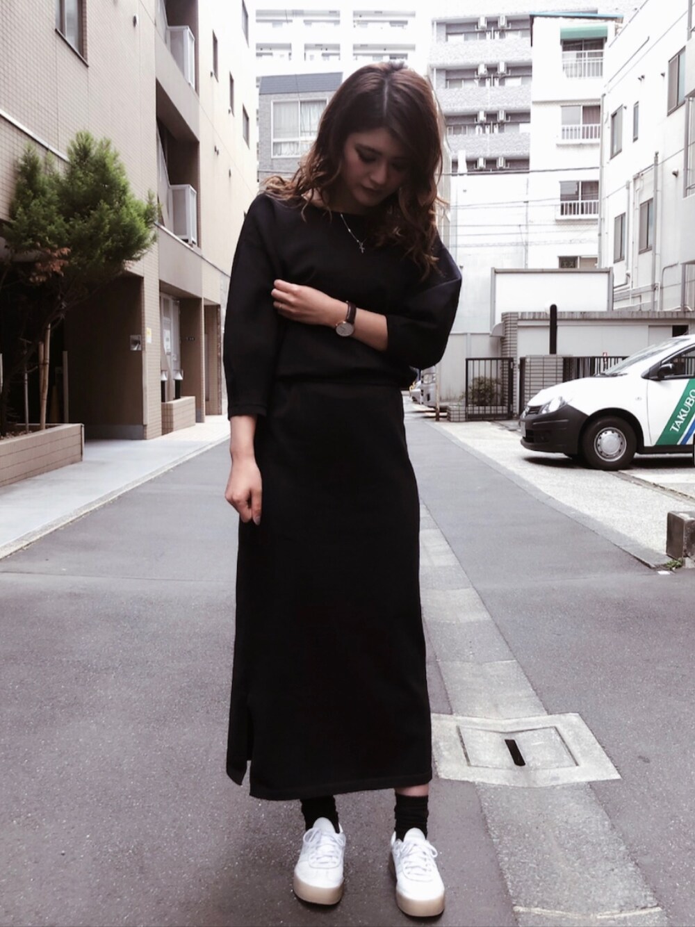 「シンプルコーデ、休日スタイル、お洒落さんとつながりたい、オトナ女子、オトナカジュアル、ロングスカート、スカート、スカート×スニーカー」｜「Sens de vieのSdv エステルニットパフプルオーバー（ニット/セーター、ブルー系）」を使った、chiakiさん（レディース・157cm）の冬コーディネートの1枚目の写真