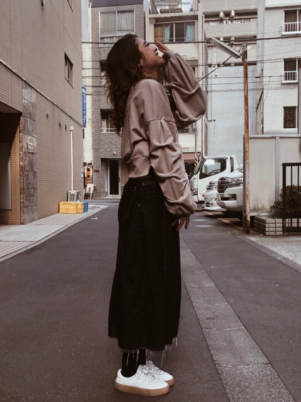 「カジュアルコーデ、お洒落さんとつながりたい、VENCE share style、VENCE EXCHANGE、ロングスカート、大人カジュアル、ブラウン、スニーカー、デニムスカート」｜「VENCEEXCHANGEのボリュームスリーブプルオーバー（Tシャツ/カットソー、ベージュ系）」を使った、chiakiさん（レディース・157cm）の冬コーディネートの1枚目の写真
