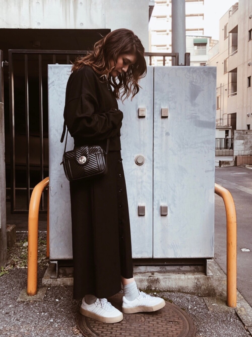 「カジュアルコーデ、シンプルコーデ、お洒落さんとつながりたい、ロングスカート、スニーカー、sens de vie、オトナカジュアル、オトナ女子」｜「Sens de vieのアイテム（スカート、ブラック系）」を使った、chiakiさん（レディース・157cm）の冬コーディネートの1枚目の写真