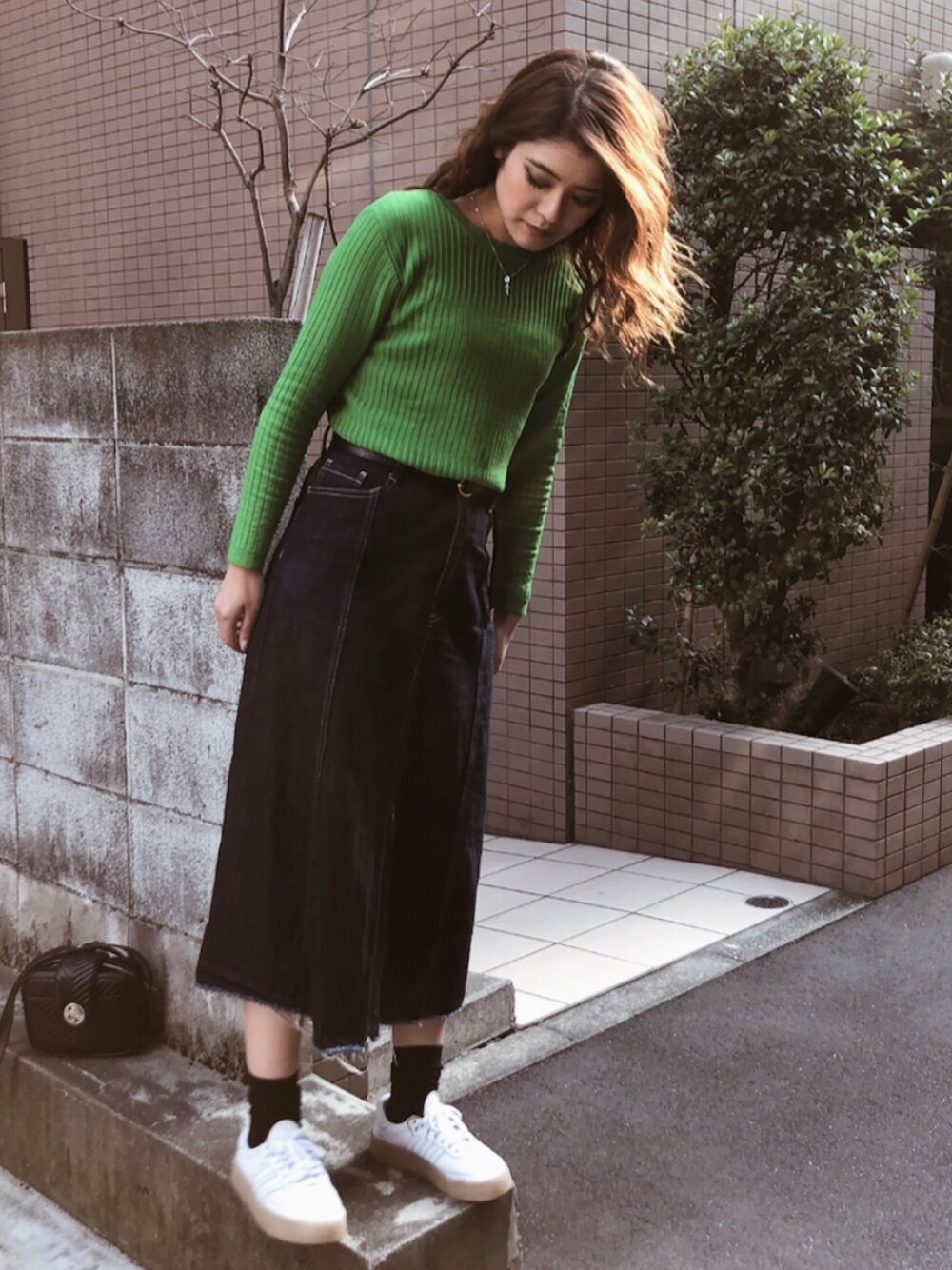 「大人カジュアル、シンプルコーデ、スニーカー、今日のコーデ、大人コーデ、春コーデ、デニムスカート、スカート、sens de vie」｜「Sens de vieのSdv 変形リブニットプルオーバー（ニット/セーター、グリーン系）」を使った、chiakiさん（レディース・157cm）の冬コーディネートの1枚目の写真
