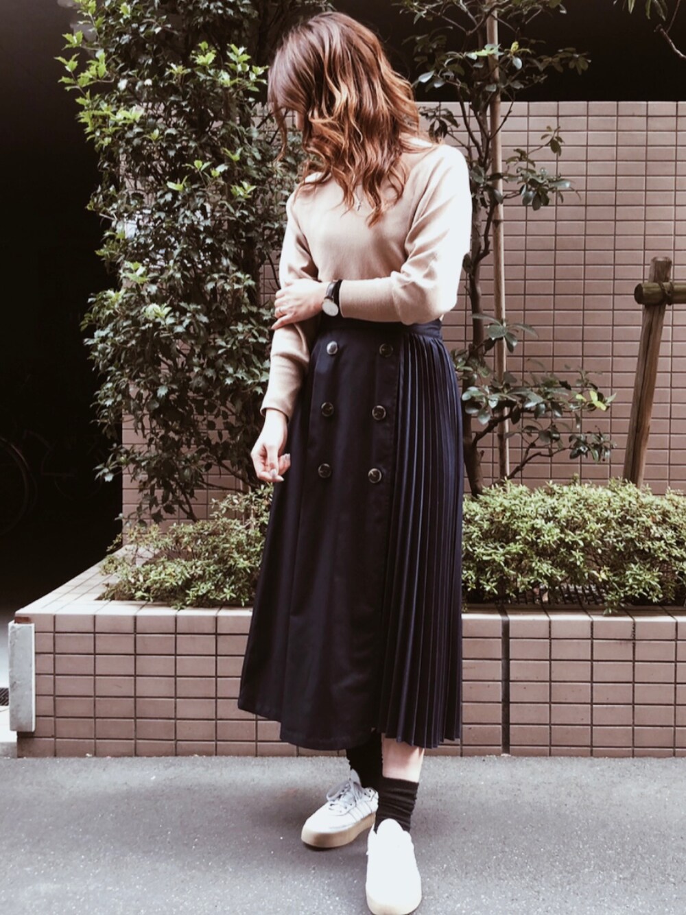 「大人カジュアル、スニーカー、春コーデ、今日のコーデ、大人コーデ、プリーツスカート、キレイめ、sens de vie、ベージュ、ネイビー」｜「Sens de vieの＊Sdv プリーツ切り替えスカート（スカート、ブルー系）」を使った、chiakiさん（レディース・157cm）の冬コーディネートの1枚目の写真