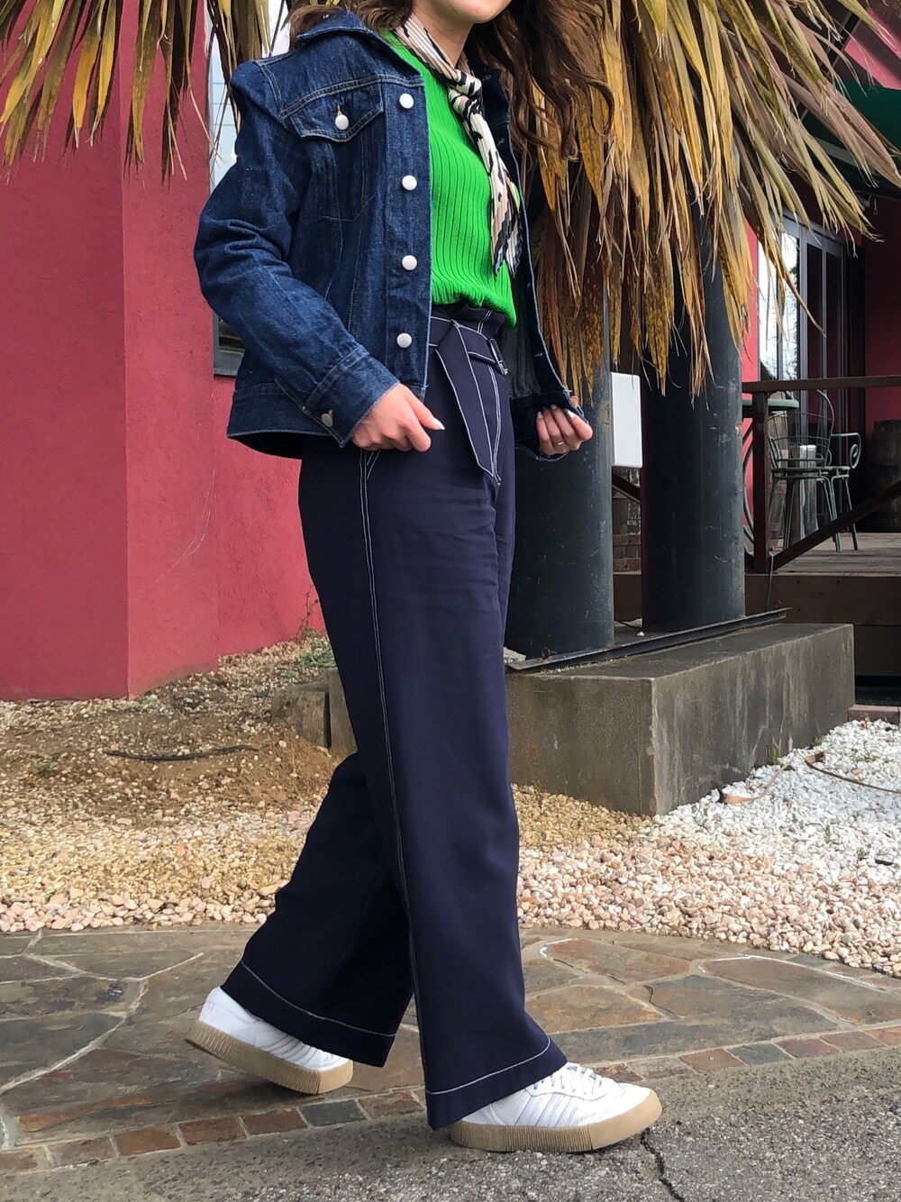 「春、今日のコーデ、プチプラ、おしゃれさんと繋がりたい、大人コーデ、ootd、スニーカー、スカーフ、sens de vie、ikka」｜「Sens de vieのSdv 変形リブニットプルオーバー（ニット/セーター、グリーン系）」を使った、chiakiさん（レディース・157cm）の春コーディネートの1枚目の写真