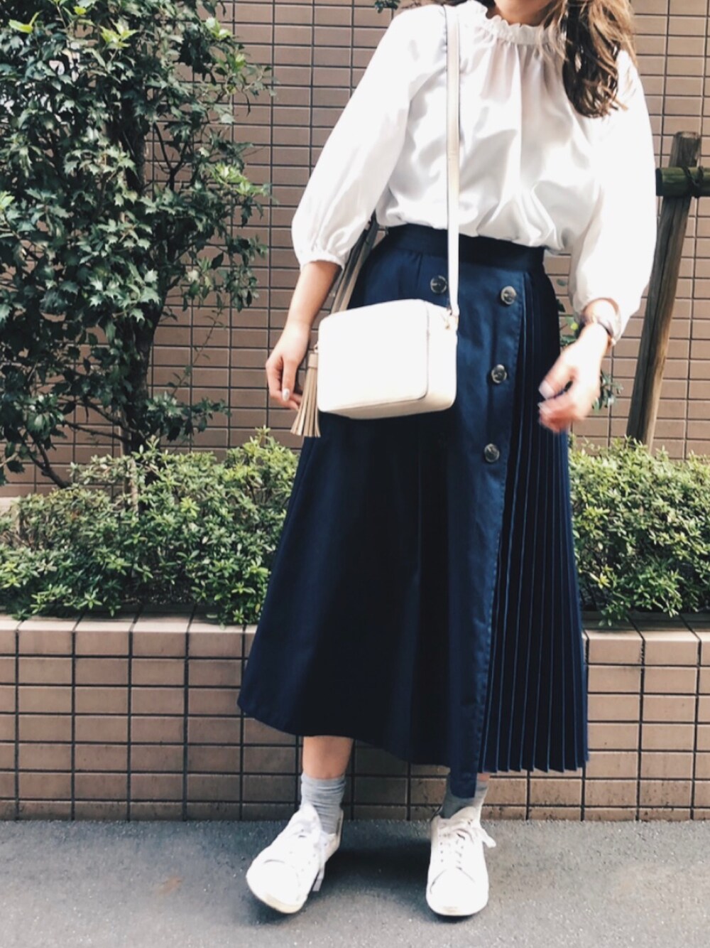 「パステル映える春、春、プチプラ、おしゃれさんと繋がりたい、大人コーデ、スニーカー、スカート、sens de vie、ikka」｜「Sens de vieの＊Sdv プリーツ切り替えスカート（スカート、ブルー系）」を使った、chiakiさん（レディース・157cm）の春コーディネートの1枚目の写真
