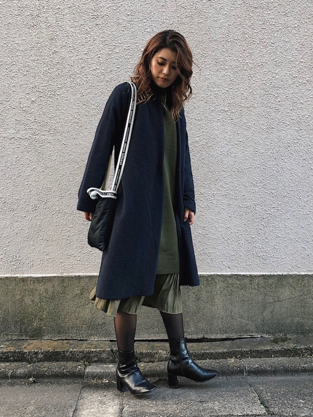 「カジュアル、シンプルコーデ、冬コーデ、大人カジュアル、休日スタイル、ワンピース、プリーツ、冬、ikka、sens de vie」｜「Sens de vieの＊Sdv シャギーニットロングコート（その他アウター、ブルー系）」を使った、chiakiさん（レディース・157cm）の秋コーディネートの1枚目の写真