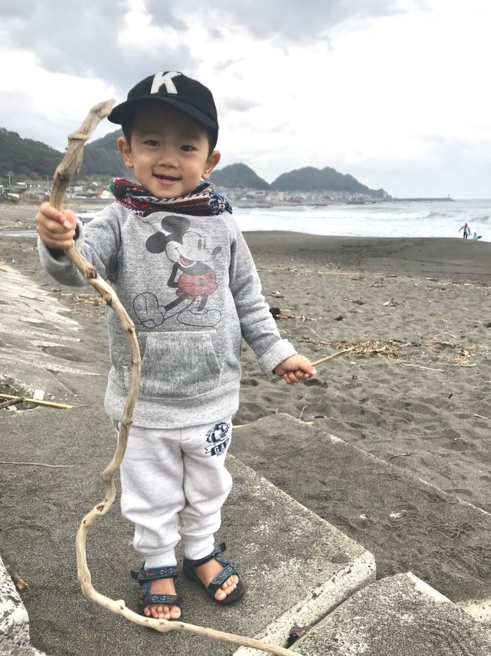 「海、サーフィン、2歳、2歳7ヶ月、キッズファッション、ミッキー、DENIM DUNGAREE、休日スタイル、男の子、イニシャルキャップ」｜「DENIM DUNGAREEのアイテム（パーカー、グレー系）」を使った、keiさん（キッズ・90cm）の秋コーディネートの1枚目の写真