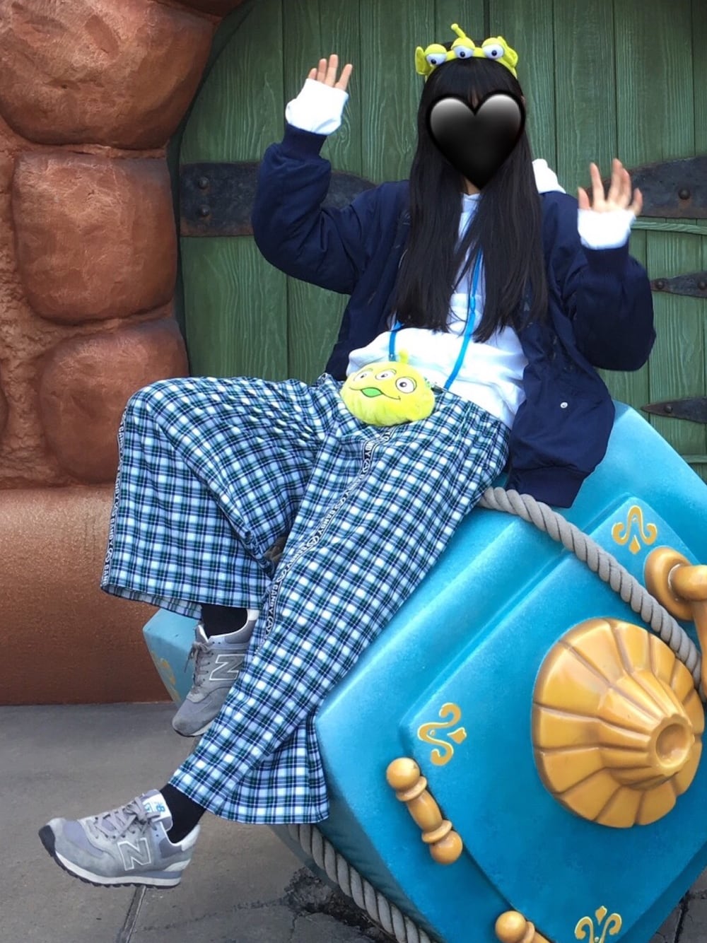 ホワイト系のパーカー、ブルー系のブルゾン、グリーン系のバッグを着用したレディースの冬コーディネートの1枚目の写真