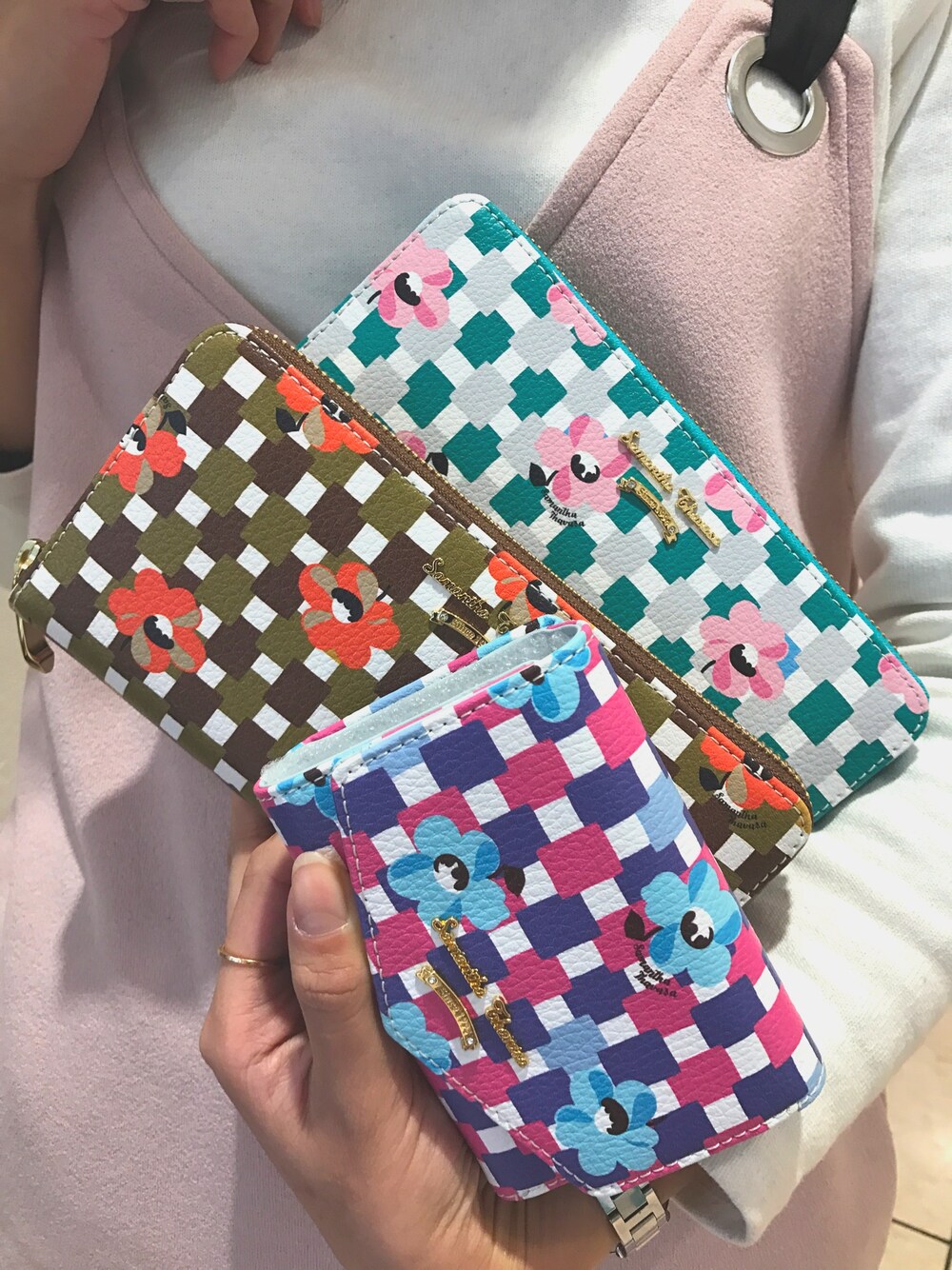 「STG、Samantha Thavasa、花柄、財布」｜「Samantha Thavasaのアイテム（財布、グリーン系）」を使った、mnyyyssdさん（レディース・165cm）の冬コーディネートの1枚目の写真