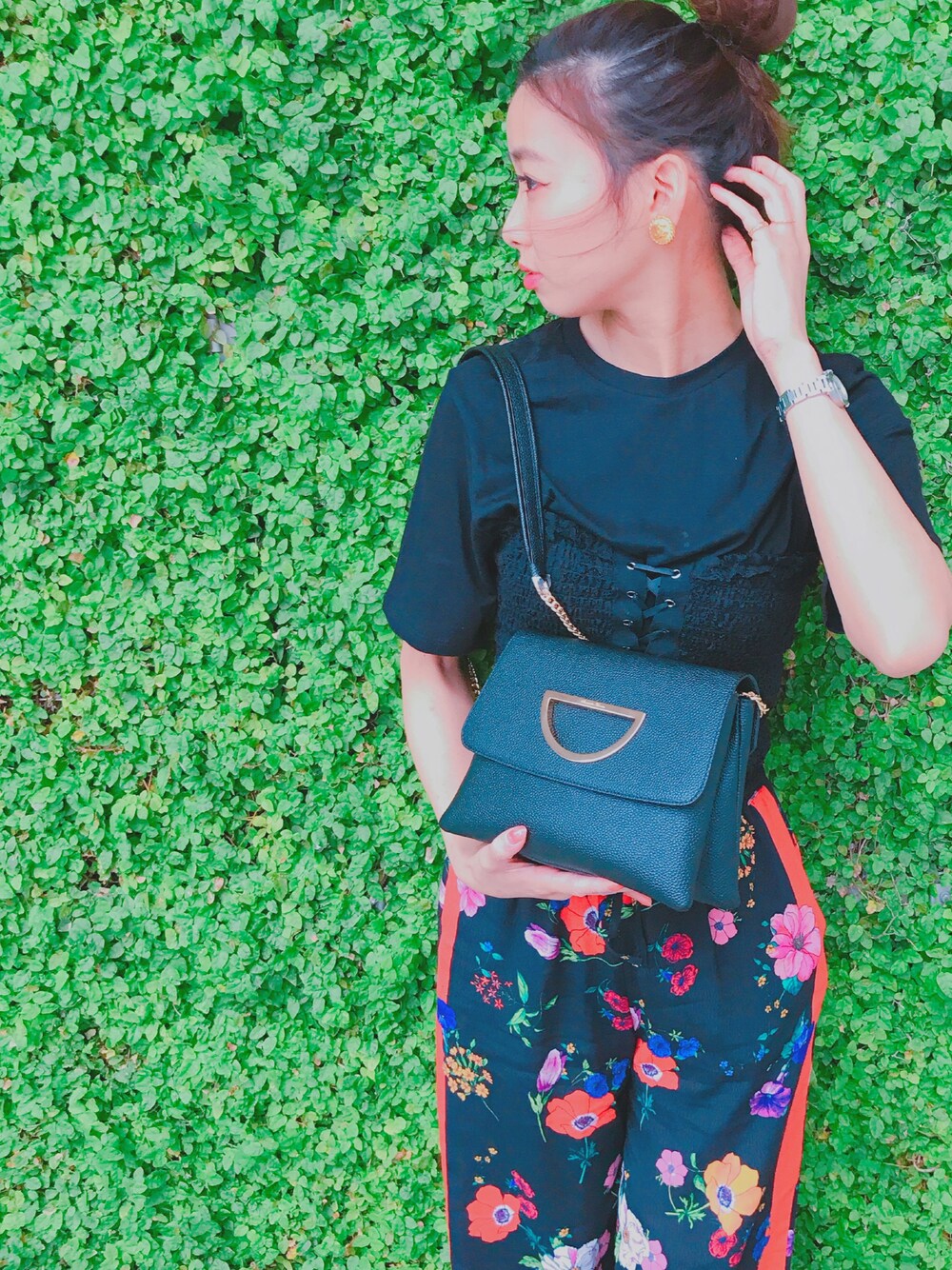 「サマンサタバサ、Samantha Thavasa、ZARA、花柄パンツ、Tシャツ、ブラック、スニーカー、STG、ootd」｜「ZARAのアイテム（Tシャツ/カットソー、ブラック系）」を使った、mnyyyssdさん（レディース・165cm）の春コーディネートの1枚目の写真