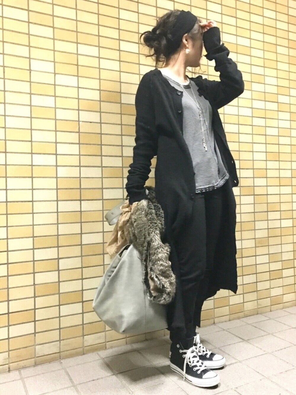 「シンプル、オトナカジュアル、モノトーン、ロングカーディガン、スキニー、パールアクセ、パールピアス、コンバース、スプリングSENSEOFPLACE、チビーズ✳︎」｜「STYLE DELIのBIGパールボールピアス（ピアス（両耳用）、ベージュ系）」を使った、yukayukaさん（レディース・148cm）の春コーディネートの1枚目の写真