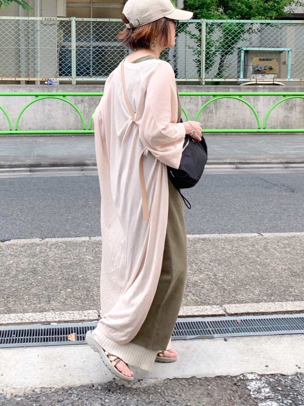 グリーン系のワンピース、ベージュ系のカーディガン/ボレロ、ベージュ系のその他パンツを着用したレディースの夏コーディネートの1枚目の写真