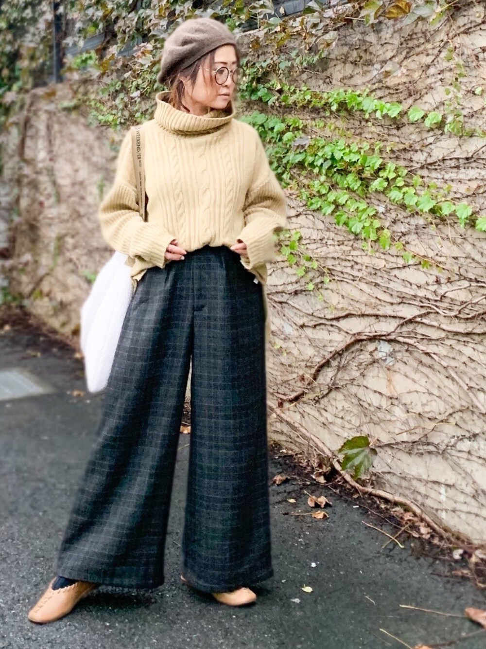 「大人カジュアル、オトナカジュアル、ベレー帽×メガネ、オフタートル、チェックパンツ、ボアバッグ、ペタンコ靴、Wordtrobe、低身長、低身長コーデ」｜「Wordtrobeの【wordtrobe】PBT ふっくらニット ハイネック プルオーバー（ニット/セーター、ブラック系）」を使った、yukayukaさん（レディース・148cm）の秋コーディネートの1枚目の写真