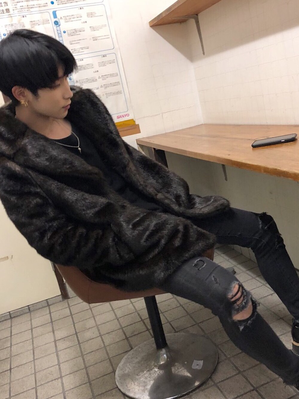 「シンプル、おしゃれさんと繋がりたい、ブラック、ootd、夏、黒スキニー、黒コーデ」｜「H&Mのアイテム（ムートンコート、ブラック系）」を使った、Ryuさん（メンズ・164cm）の夏コーディネートの1枚目の写真