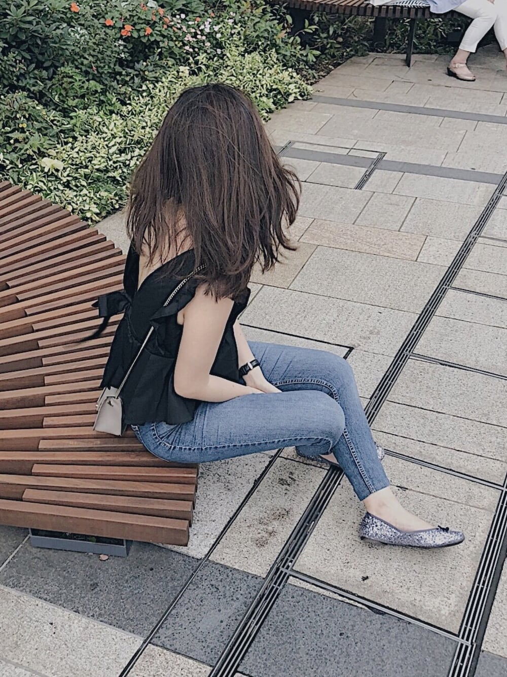 「休日スタイル、夏コーデ、モノトーン、バックオープン、デニムパンツ」｜「H&Mのアイテム（デニムパンツ、ブルー系）」を使った、mk✳︎さん（レディース・158cm）の秋コーディネートの1枚目の写真