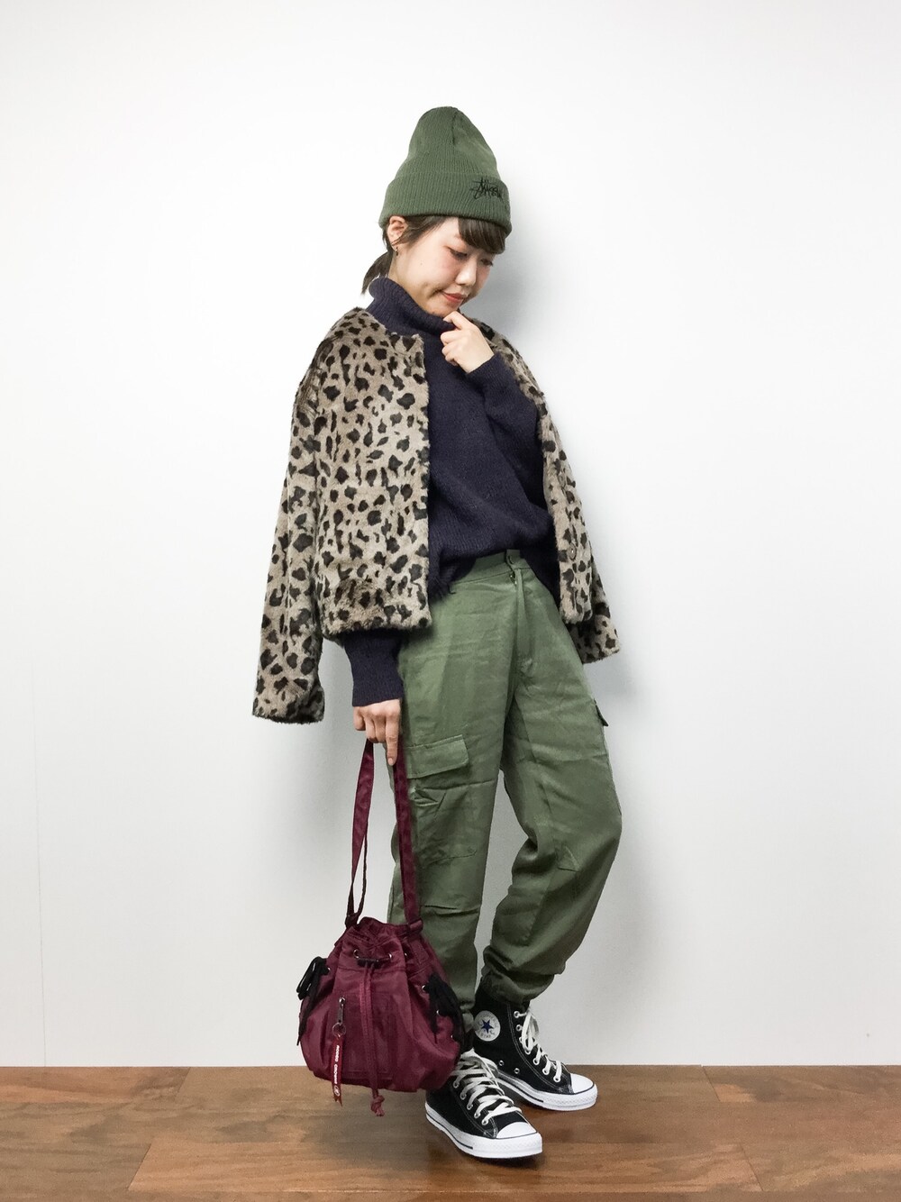 「レオパード、ニット帽、MA-1、converse、ゆるニット、ラフ、ootd、カーキパンツ、ゆるコーデ、outfit」｜「Stussy WomenのOriginal Stock Beanie（ニットキャップ/ビーニー、グリーン系）」を使った、konabeさん（レディース・153cm）の冬コーディネートの1枚目の写真