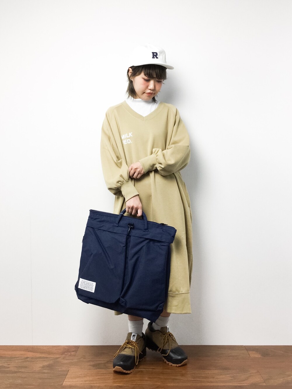 「ビッグシルエット、シンプル、スウェットワンピース、キャップ、THE NORTH FACE、ラフ、ootd、ゆるコーデ、outfit、ヘルメットバッグ」｜「Ne-netのヘルメットリュック（バックパック/リュック、ブルー系）」を使った、konabeさん（レディース・153cm）の冬コーディネートの1枚目の写真
