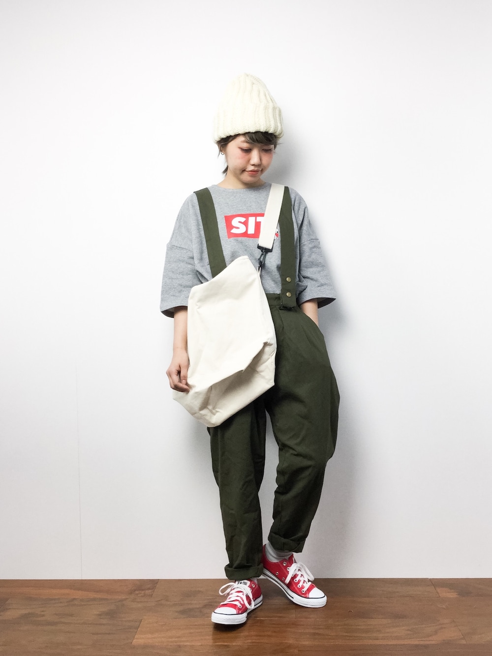 「スウェット、ニット帽、ショルダーバッグ、converse、メンズライク、ラフ、ootd、カーキパンツ、サスペンダーパンツ、ゆるコーデ」｜「The VirgniaのBLACK SHEEP ニットキャップ（ニットキャップ/ビーニー、ホワイト系）」を使った、konabeさん（レディース・153cm）の冬コーディネートの1枚目の写真