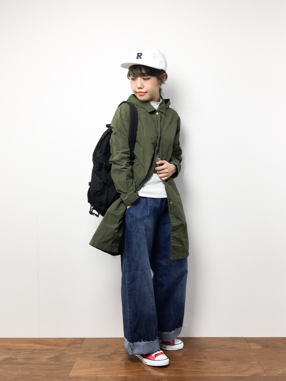 「キャップ、converse、メンズライク、ラフ、カーキアウター、黒リュック、ootd、シティーボーイ、ゆるコーデ、outfit」｜「Factor=のFactor= コーデュロイイニシャルキャップ（キャップ、ホワイト系）」を使った、konabeさん（レディース・153cm）の冬コーディネートの1枚目の写真