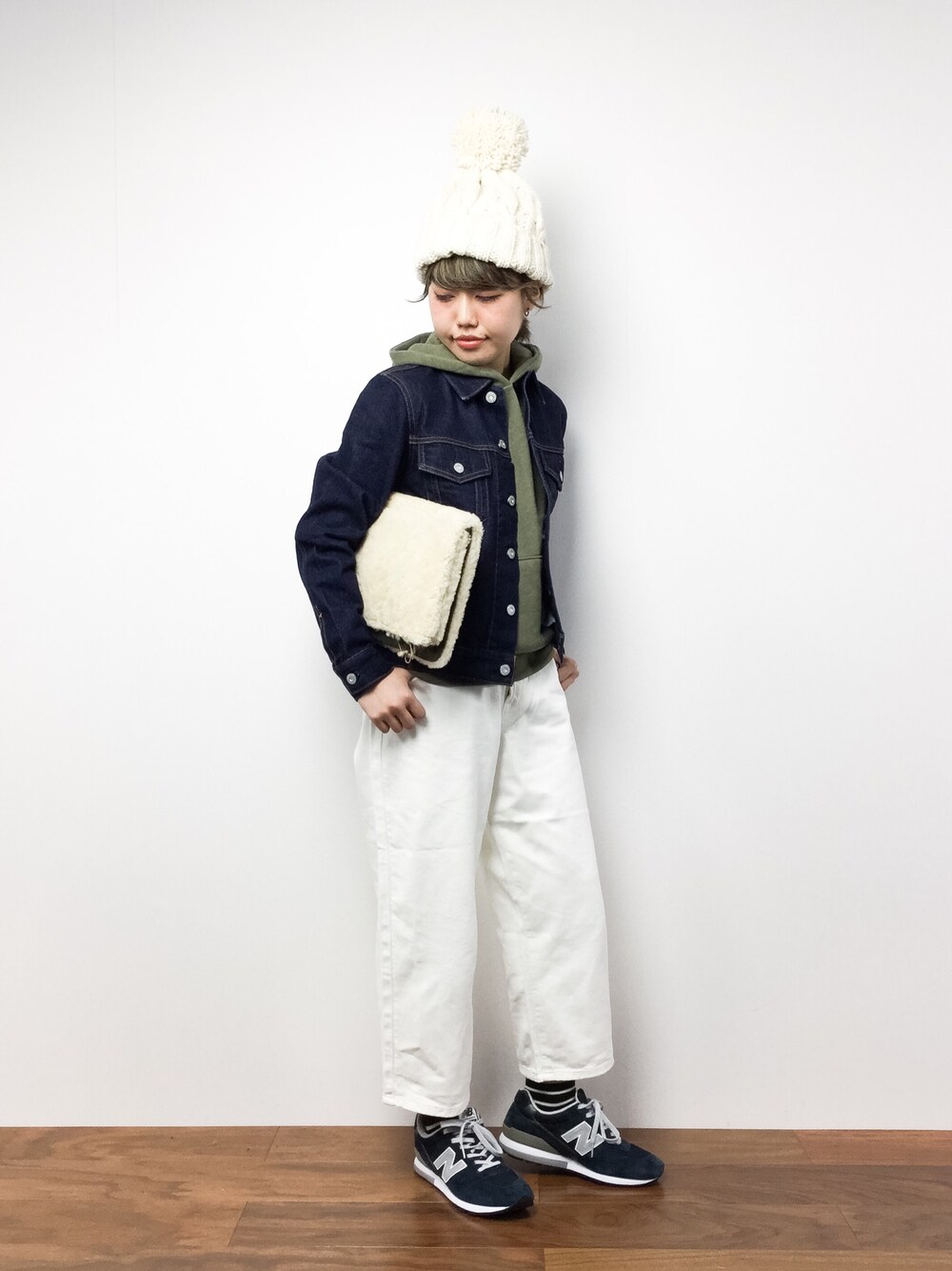 「デニムジャケット、converse、カーキ、ラフ、ポンポン帽子、ootd、ボーダーソックス、スウェットパーカー、outfit、ニット帽×メガネ」｜「URBAN RESEARCH DOORS WOMENSのDOORS ケーブルニットキャップ（ニットキャップ/ビーニー、ホワイト系）」を使った、konabeさん（レディース・153cm）の冬コーディネートの1枚目の写真