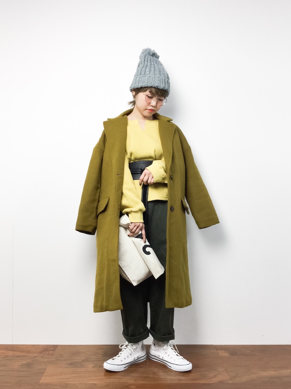 「コート、イエロー、ニット帽、クラッチバッグ、converse、ラフ、サーマル、ゆるコーデ、肩掛けコーデ、サッシュベルト」｜「ROXYのLOVE IS A DISTRACTION（ニットキャップ/ビーニー、グレー系）」を使った、konabeさん（レディース・153cm）の冬コーディネートの1枚目の写真
