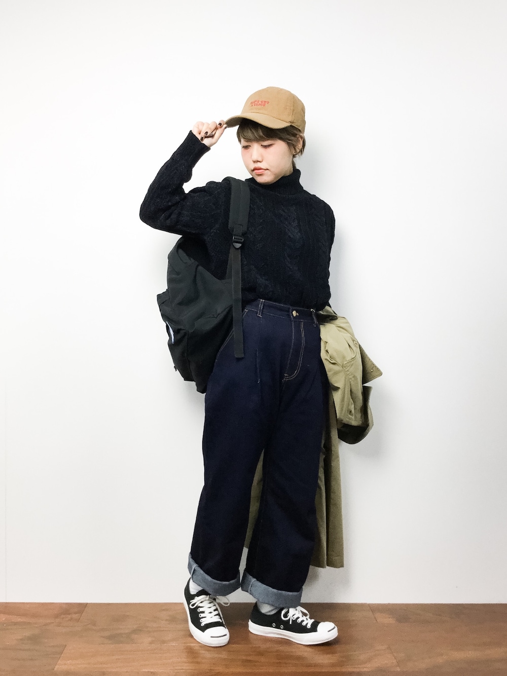 「トレンチコート、キャップ、converse、ゆるニット、メンズライク、デニムパンツ、ラフ、黒リュック、ootd、ゆるコーデ」｜「Aymmy in the batty girlsのGET SLICE コーデュロイキャップ（キャップ、ブラウン系）」を使った、konabeさん（レディース・153cm）の冬コーディネートの1枚目の写真