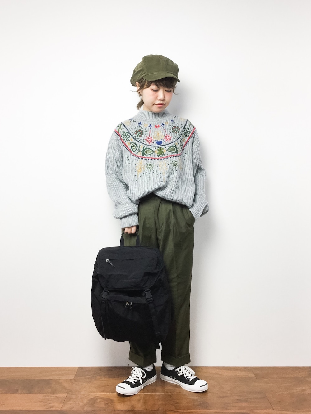 「converse、刺繍、ゆるニット、キャスケット、メンズライク、ラフ、黒リュック、ootd、カーキパンツ、ゆるコーデ」｜「folkloreのコーデュロイキャスケット（キャスケット、グリーン系）」を使った、konabeさん（レディース・153cm）の冬コーディネートの1枚目の写真