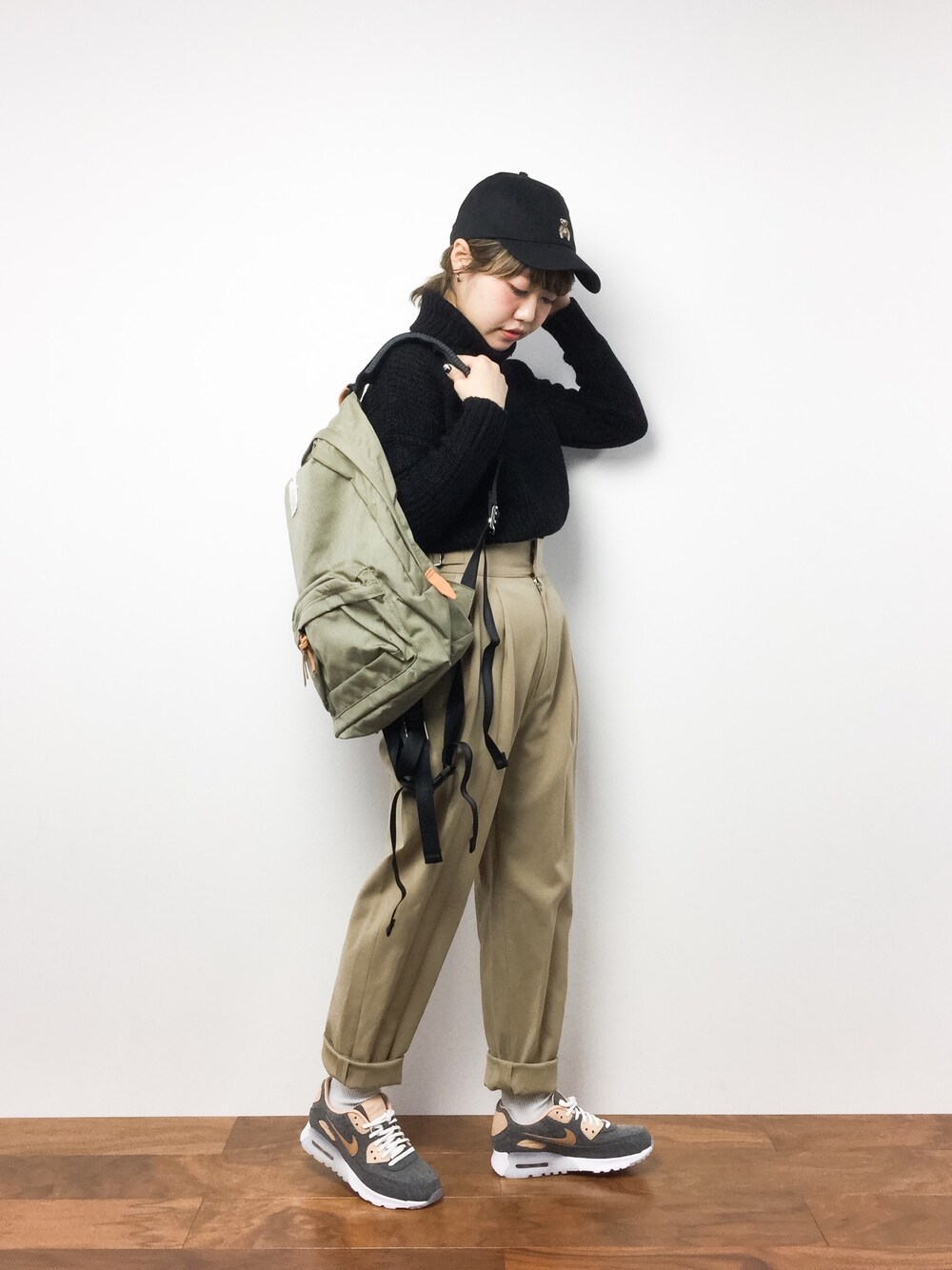 「NIKE、リュック、チノパン、キャップ、メンズライク、ラフ、ハイネックニット、ootd、シンプルコーデ、ゆるコーデ」｜「unrelaxingの6パネルキャップ クマ（キャップ、ブラック系）」を使った、konabeさん（レディース・153cm）の冬コーディネートの1枚目の写真