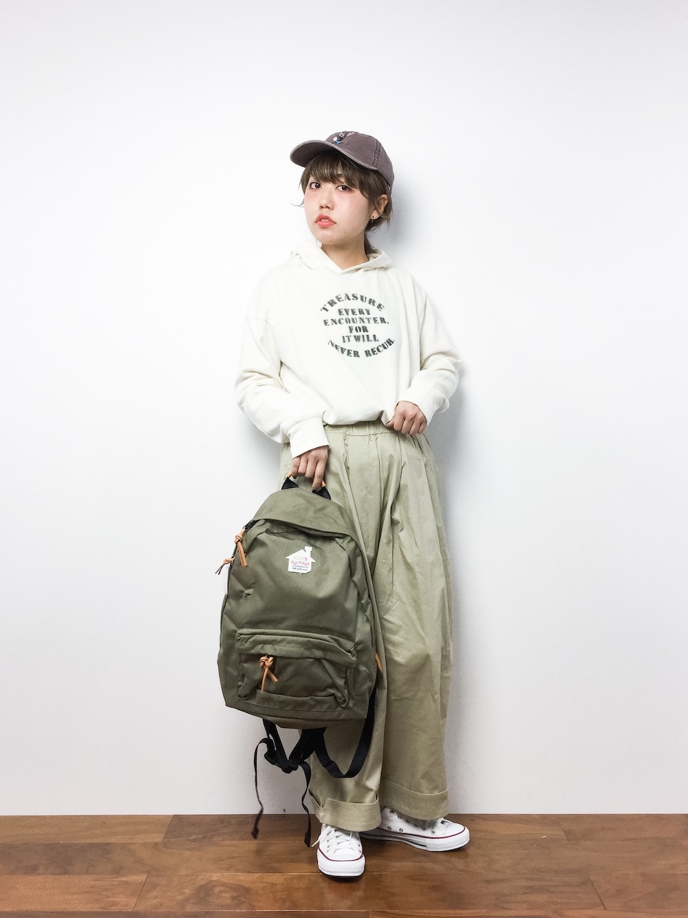 「チノパン、ベージュ、キャップ、converse、メンズライク、ラフ、ootd、スウェットパーカー、ゆるコーデ、だぼっとゆるっと。」｜「JOYRICHのPopeye 6 Panel Cap（キャップ、ブラウン系）」を使った、konabeさん（レディース・153cm）の冬コーディネートの1枚目の写真
