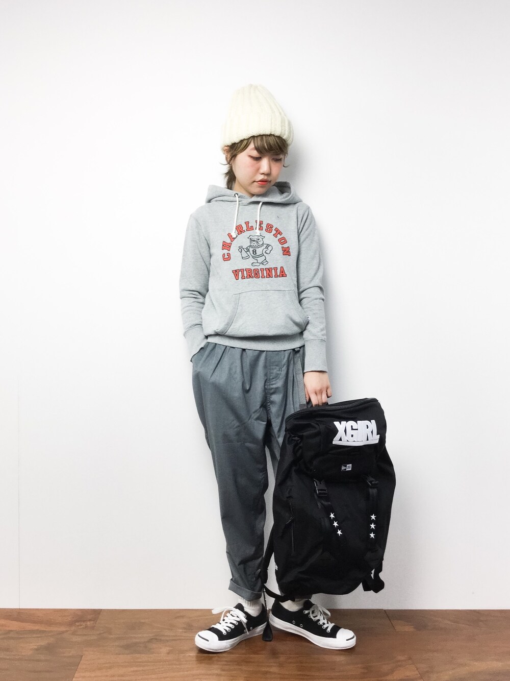 「ニット帽、メンズライク、ラフ、黒リュック、グラミチ、パンツスタイル、ootd、グレーコーデ、スウェットパーカー、ゆるコーデ」｜「Black Sheepの【Black Sheep/ブラックシープ】CHUNKY HAT MODIFIED＃（ニットキャップ/ビーニー、ホワイト系）」を使った、konabeさん（レディース・153cm）の冬コーディネートの1枚目の写真