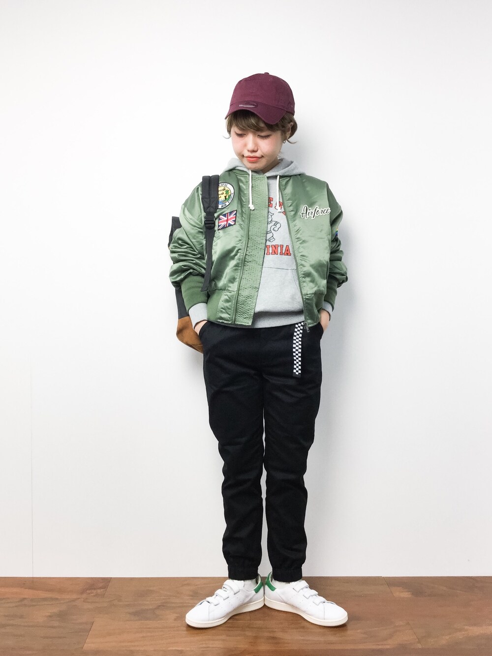 「MA-1、キャップ、メンズライク、ラフ、カーキアウター、スタンスミス、ootd、ワッペン、ゆるコーデ、チェッカーフラッグ」｜「NEW ERAの【別注】 ＜NEW ERA＞∴9TWENTY コットンキャップ（キャップ、レッド系）」を使った、konabeさん（レディース・153cm）の冬コーディネートの1枚目の写真