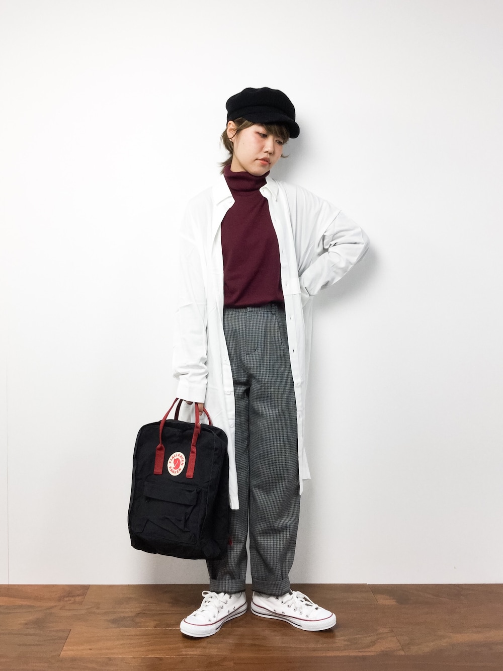 「白シャツ、キャスケット、チェックパンツ、メンズライク、ラフ、シャツワンピ、ハイネックニット、ootd、カンケン、ゆるコーデ」｜「Factor=のFactor＝　ニットマリンキャスケット（キャスケット、ブラック系）」を使った、konabeさん（レディース・153cm）の冬コーディネートの1枚目の写真