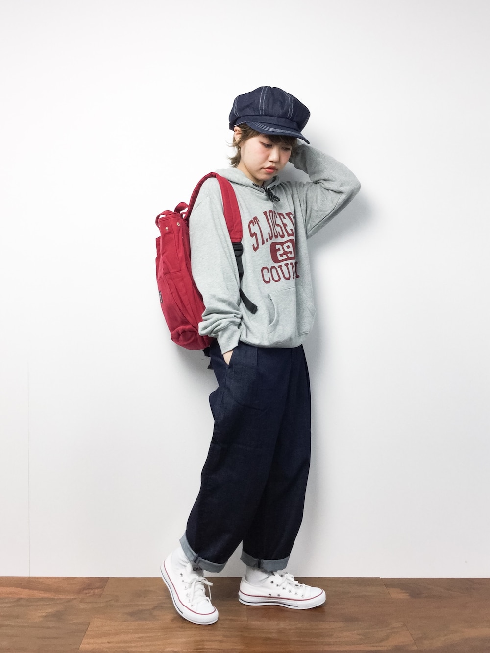 「ボーイッシュ、denim、converse、赤、キャスケット、メンズライク、ラフ、ootd、スウェットパーカー、ゆるコーデ」｜「WEGOのWEGO/デニムキャスケット（キャスケット、ブルー系）」を使った、konabeさん（レディース・153cm）の冬コーディネートの1枚目の写真