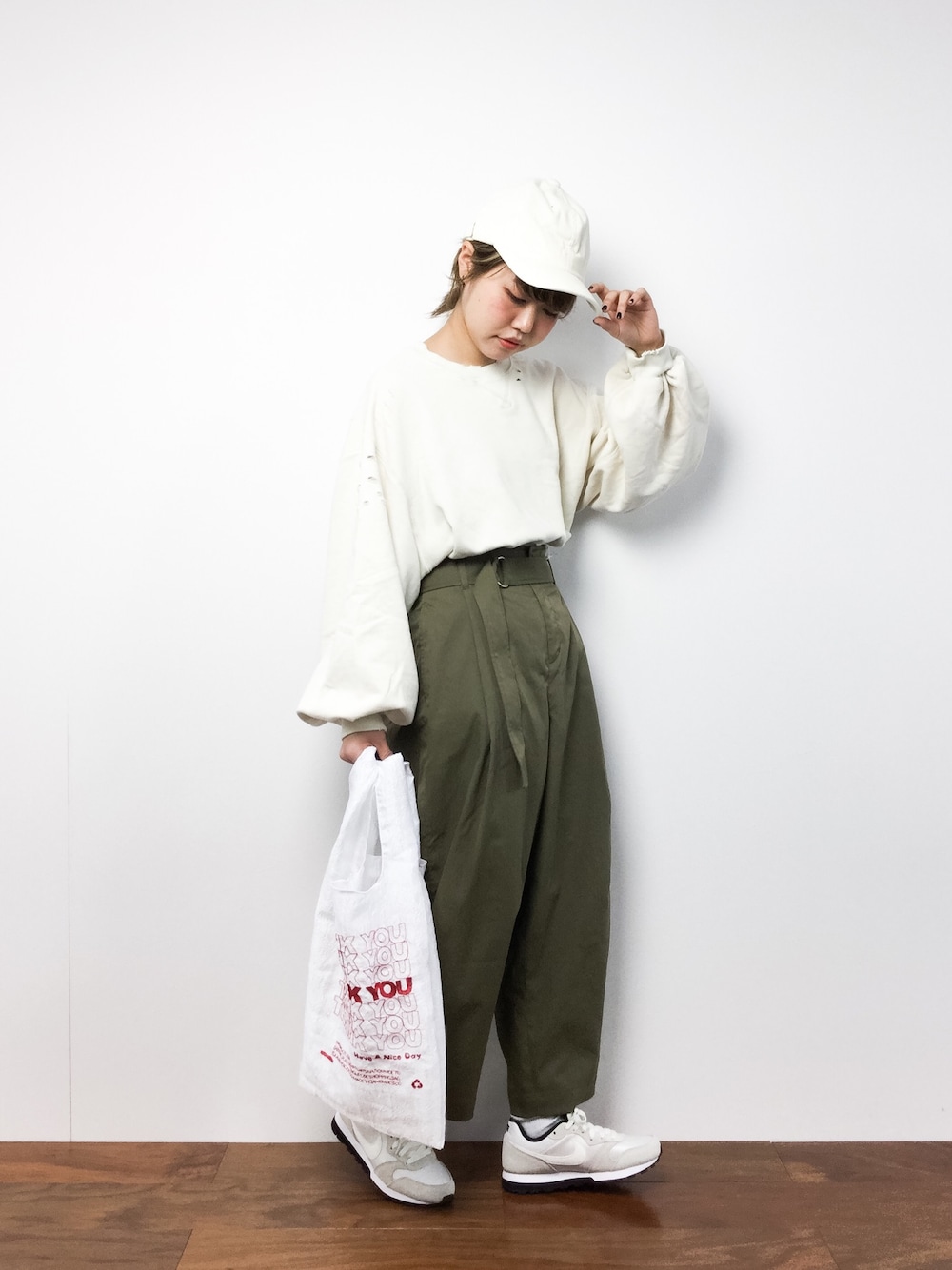 「スウェット、NIKE、キャップ、メンズライク、ダメージ、ラフ、休日コーデ、カーキパンツ、ゆるコーデ、コンビニ行ってきます」｜「Factor=のFactor= コールテンキャップ（キャップ、ホワイト系）」を使った、konabeさん（レディース・153cm）の冬コーディネートの1枚目の写真