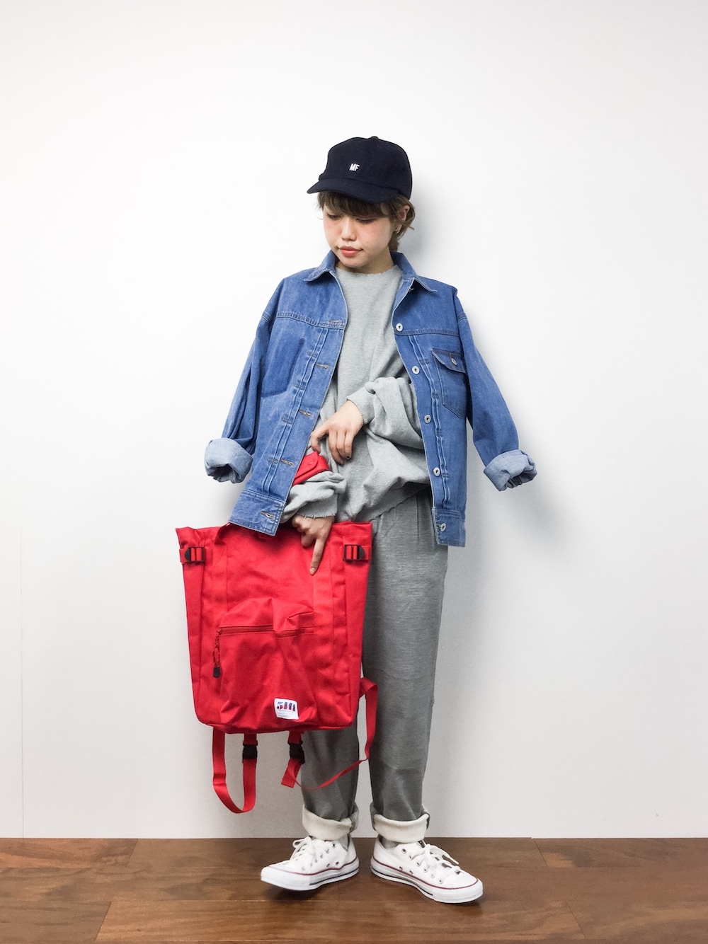 「デニムジャケット、キャップ、赤、メンズライク、ラフ、シティーボーイ、グレーコーデ、ゆるコーデ、肩掛けコーデ、だぼっとゆるっと。」｜「MILKFED.のLOGO CAP（キャップ、ブルー系）」を使った、konabeさん（レディース・153cm）の冬コーディネートの1枚目の写真